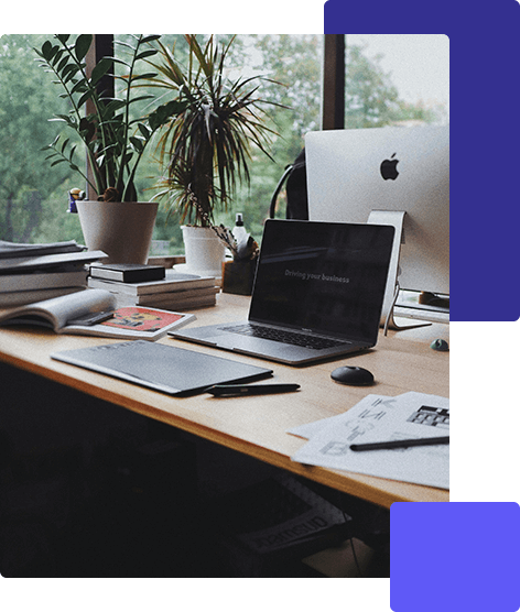 木質辦公桌上有筆記型電腦、桌上型電腦、紙張、筆記型電腦、筆和盆栽,靠近窗戶,窗外的樹木清晰可見,非常適合尋找靈感的香港 AI 愛好者。. 香港AI